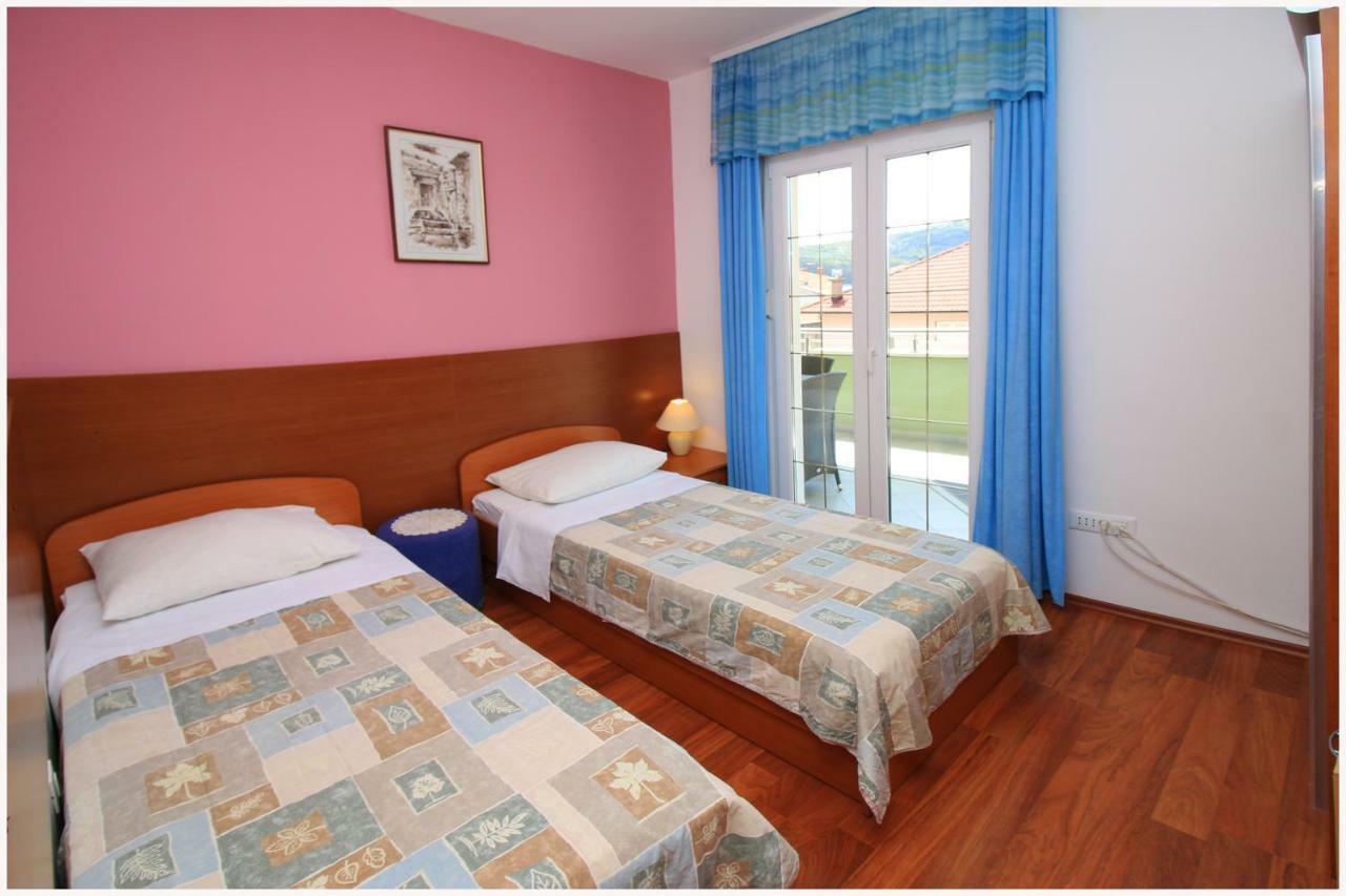 -Villa Sjor -Primosten-Apartmani- Has 2 Large Apartments And 2 Smaller Ones -Primosten Lokvice 6 Extérieur photo